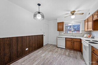 9407 Bay Colony Dr, Unit 2W in Des Plaines, IL - Building Photo - Building Photo