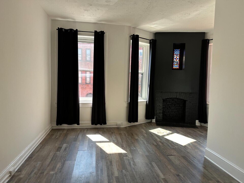 1825 Madison Ave in Baltimore, MD - Building Photo