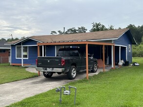 2033 Courtland St in West Orange, TX - Foto de edificio - Building Photo