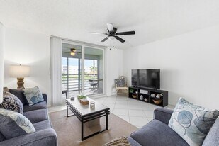 1024 SE 5th Ave, Unit 202 in Dania Beach, FL - Building Photo