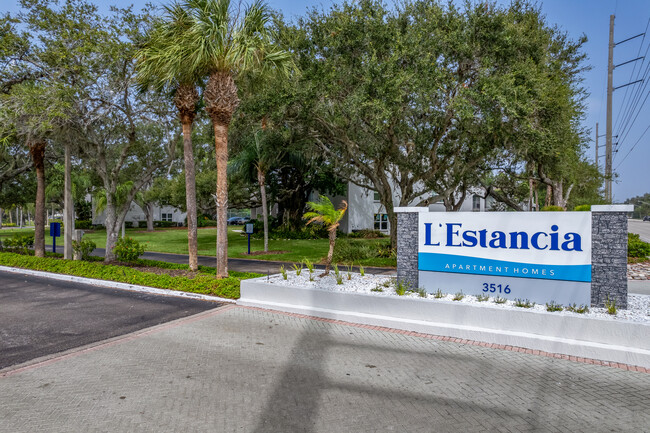 L'Estancia Apartment Homes in Sarasota, FL - Foto de edificio - Building Photo