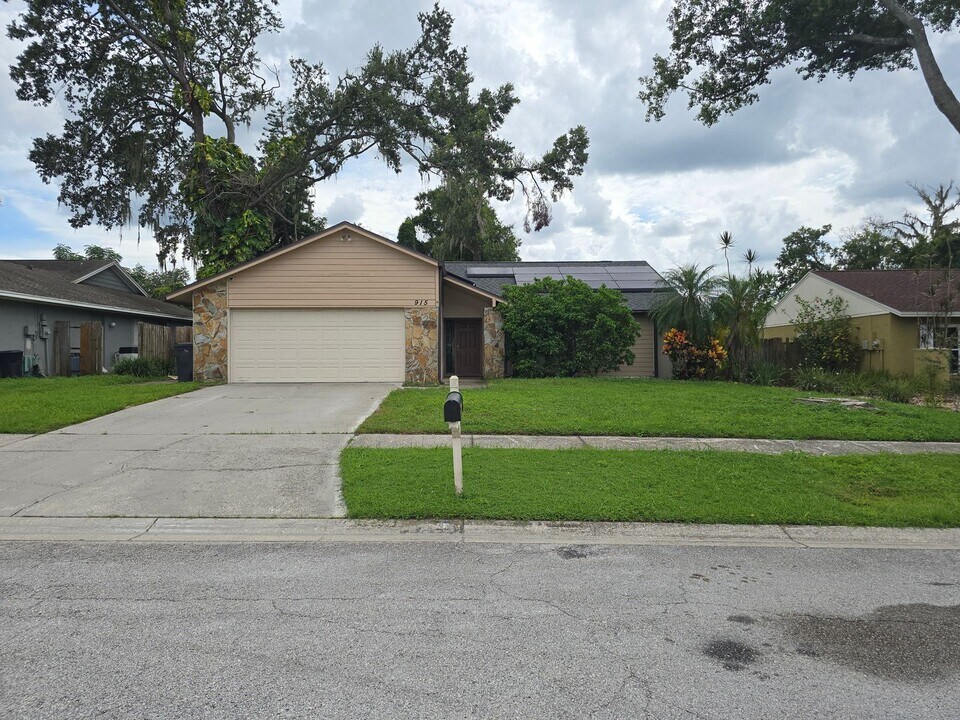915 Benninger Dr in Brandon, FL - Building Photo