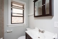 838 W Wolfram St, Unit 310 in Chicago, IL - Building Photo - Building Photo