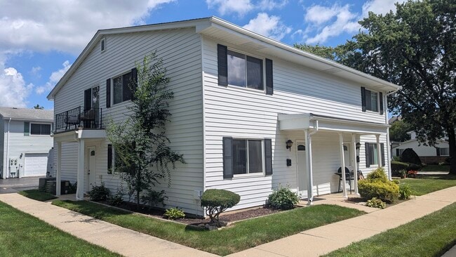 property at 10S442 Echo Ln