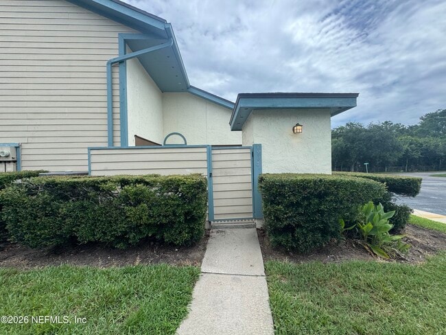 property at 1904 Challenger Ct W