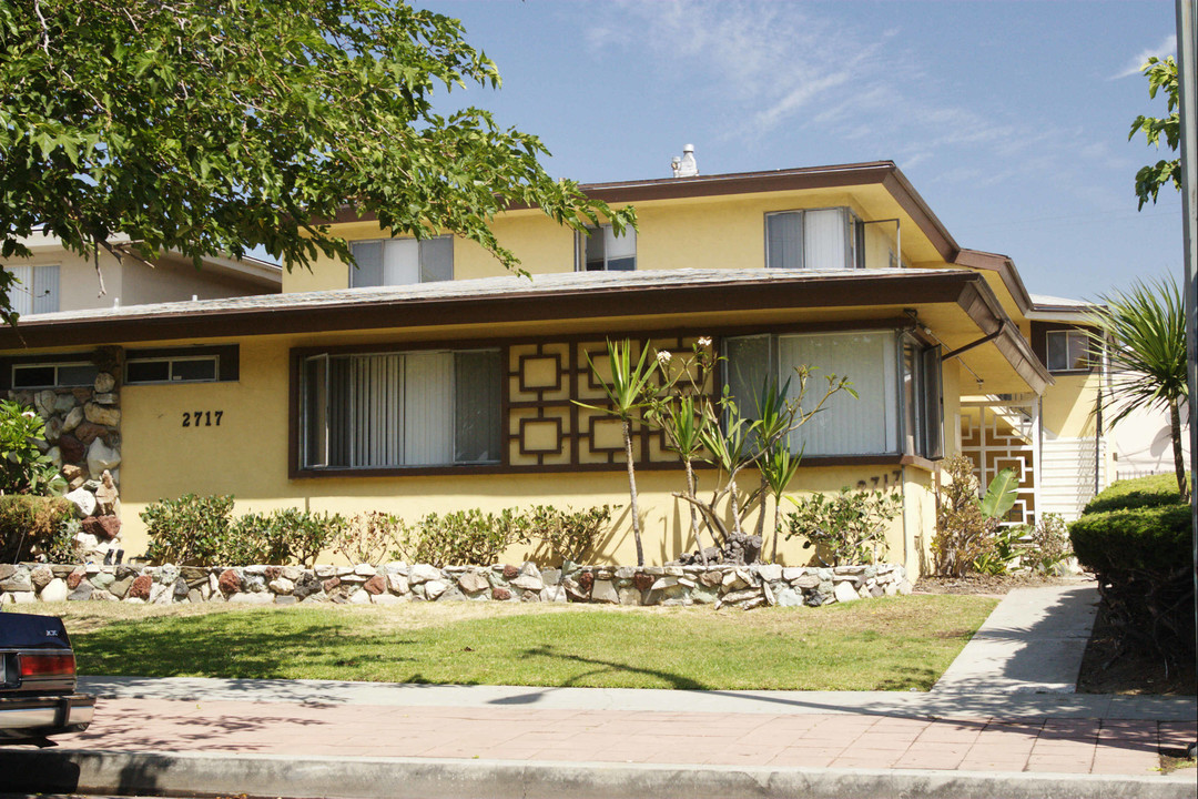 2717 W Rosecrans Ave in Gardena, CA - Building Photo