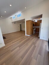 22137 Burbank Blvd in Los Angeles, CA - Building Photo - Building Photo