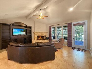 136 Village Park Dr in Boerne, TX - Foto de edificio - Building Photo