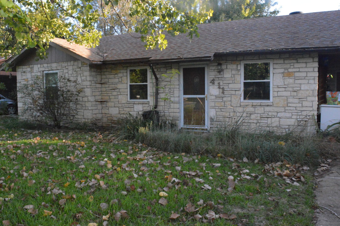 411 Magnolia St in Bastrop, TX - Building Photo