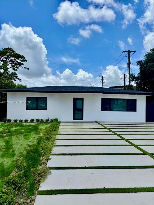 16440 NE 10th Ave in North Miami Beach, FL - Building Photo - Building Photo