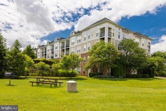 3820 Lightfoot St, Unit 421 in Chantilly, VA - Foto de edificio - Building Photo