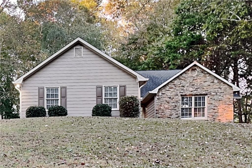 2150 Lakeway Dr in Dacula, GA - Building Photo