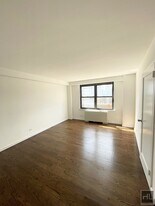 E 82 St, Unit 19E in New York, NY - Building Photo