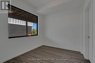 10 Rainwater Ln in Barrie, ON - Building Photo - Building Photo