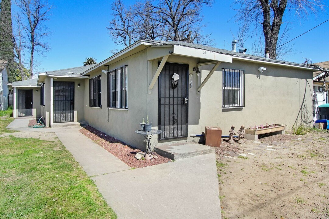 754 W 11th St in San Bernardino, CA - Building Photo