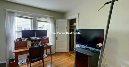 18 Bond St, Unit 1 in Somerville, MA - Foto de edificio - Building Photo