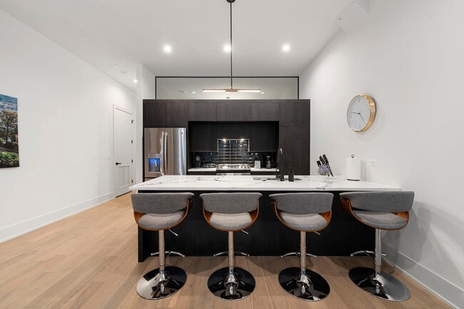 318 W Grand Ave in Chicago, IL - Building Photo - Building Photo