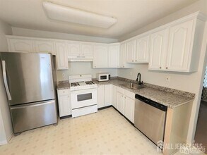 602 Cypress Ln in East Brunswick, NJ - Building Photo - Building Photo