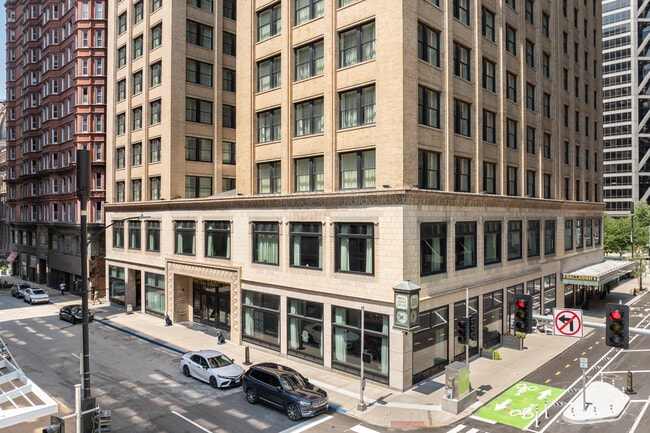 Hotel Saint Louis Apartments in St. Louis, MO - Foto de edificio - Building Photo