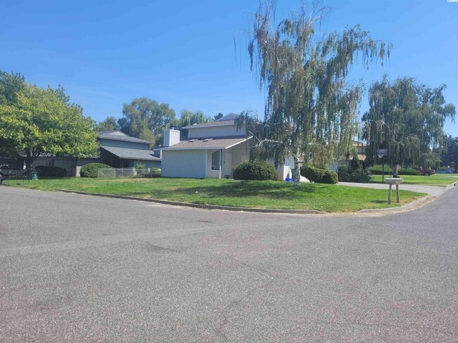 property at 911 S Johnson St