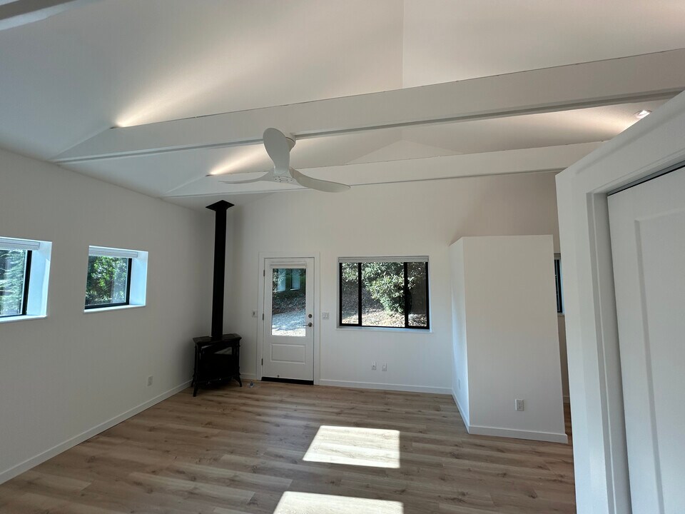 16575 Franklin Rd in Fort Bragg, CA - Building Photo