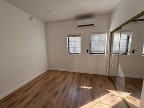 2127 Portland St in Los Angeles, CA - Building Photo - Building Photo