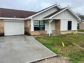 3907 Cinnamon Cove Dr in Dickinson, TX - Building Photo