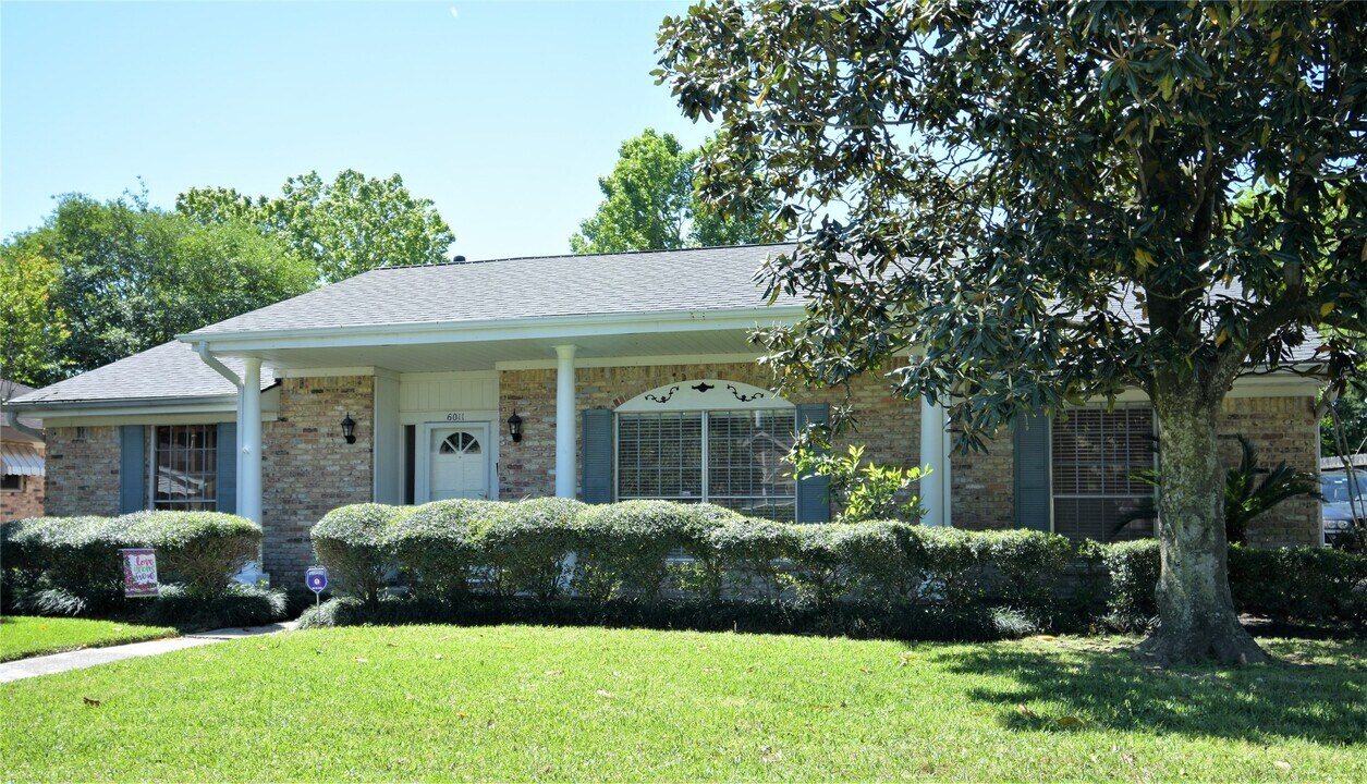 6011 Arboles Dr in Houston, TX - Building Photo