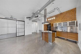 10 SW South River Dr, Unit Phi15 in Miami, FL - Building Photo - Building Photo