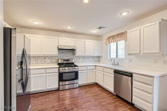 9379 Malaya Garnet Ct in Las Vegas, NV - Foto de edificio - Building Photo
