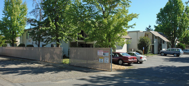 Fairhaven Gardens in Salem, OR - Building Photo - Building Photo