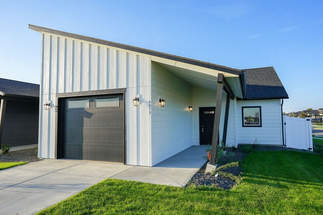 7917 N Mocha Lp in Coeur d'Alene, ID - Building Photo