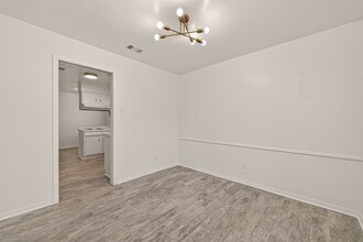 5615 Beechnut St in Houston, TX - Foto de edificio - Building Photo