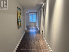 325 Bathurst Glen Dr in Vaughan, ON - Building Photo - Building Photo