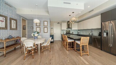 635 S Orange Ave, Unit 304 in Sarasota, FL - Foto de edificio - Building Photo