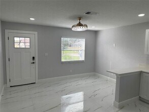 7813 Lakeshore Dr in Tampa, FL - Building Photo - Building Photo