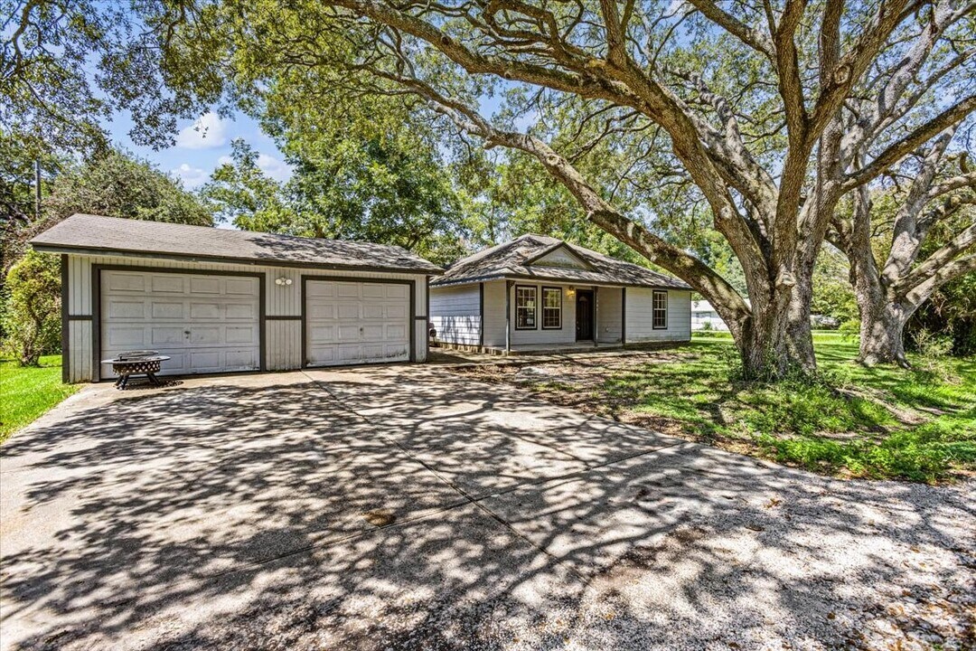11903 22nd St in Santa Fe, TX - Building Photo