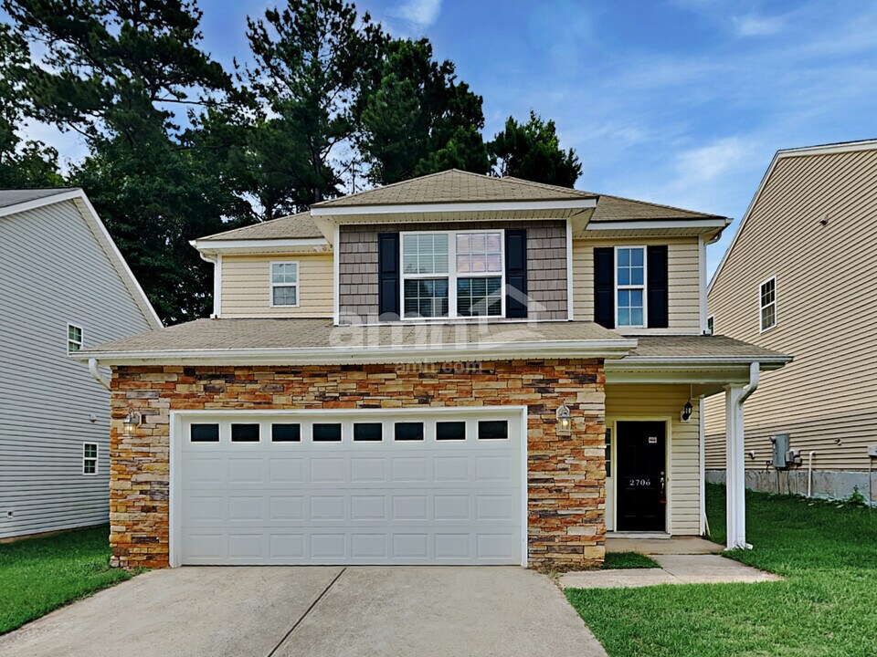 2706 Erinridge Rd in Raleigh, NC - Foto de edificio