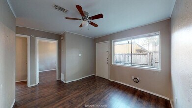 204 Lynn Dr, Unit B in Bryan, TX - Foto de edificio - Building Photo