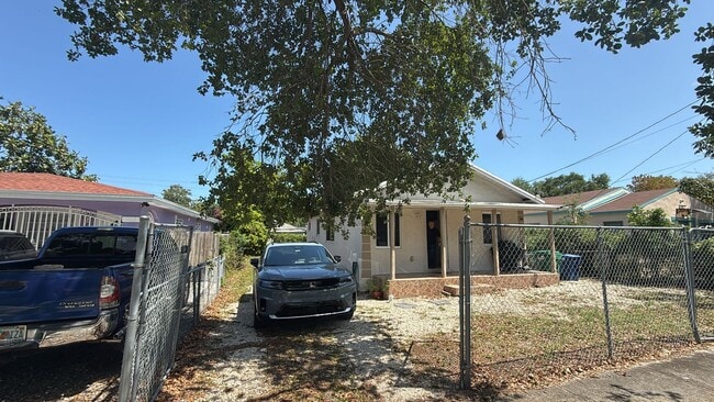 8013 NW 10th Ct in Miami, FL - Building Photo - Building Photo