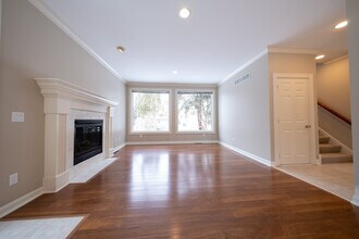 3290 N Shore Dr in Wayzata, MN - Building Photo - Building Photo