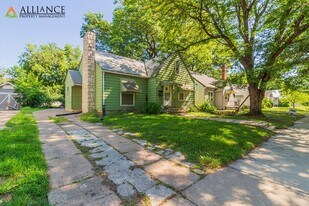 1016 Bertrand St in Manhattan, KS - Building Photo