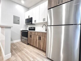 665 NE 178th St in Miami, FL - Building Photo