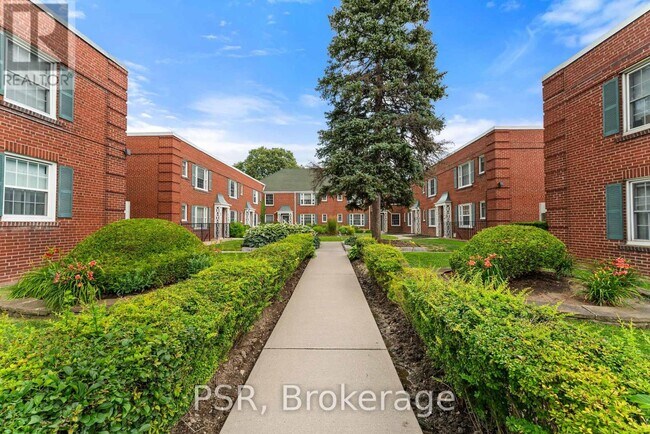 1335 Bayview Ave in Toronto, ON - Building Photo - Building Photo