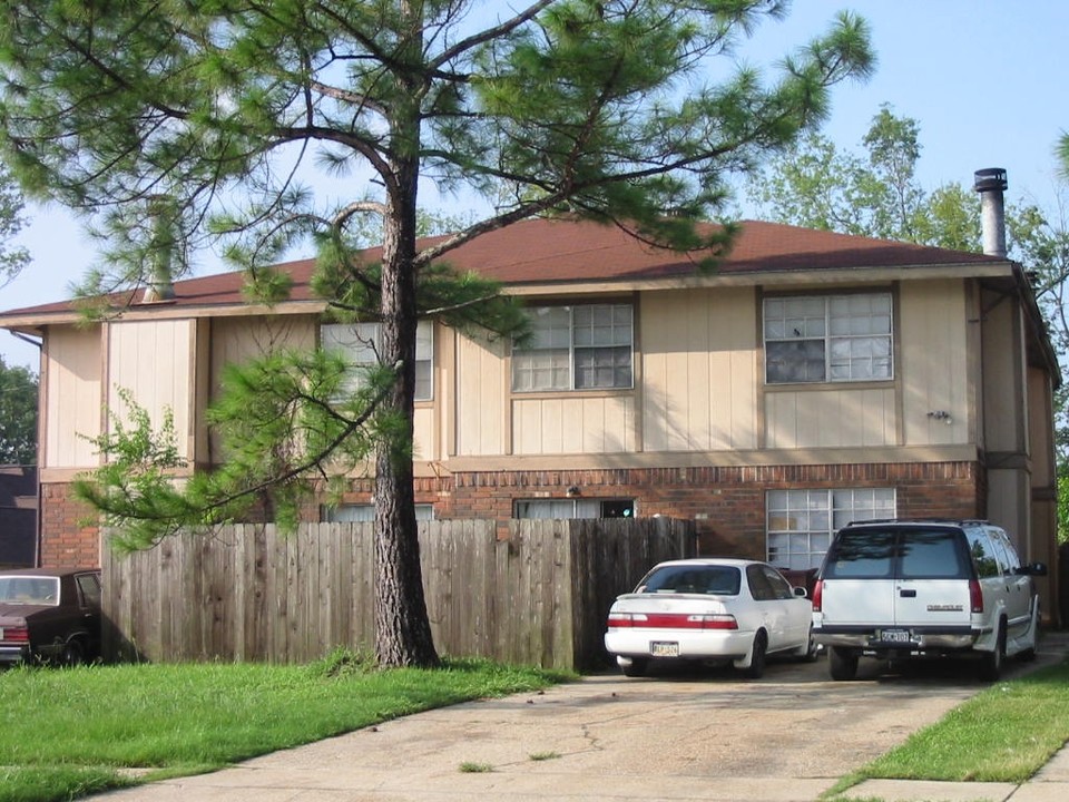 92 Carriage Ln in Destrehan, LA - Building Photo