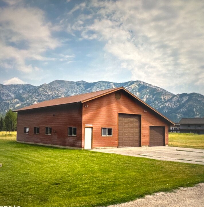 144 Blue Lake Cir in Alpine, WY - Building Photo