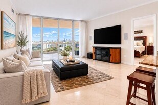 400 Alton Rd, Unit 907 in Miami Beach, FL - Building Photo