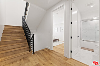 5118 Laurel Canyon Blvd in Los Angeles, CA - Building Photo - Building Photo
