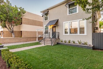 1036 B Ave in Coronado, CA - Foto de edificio - Building Photo