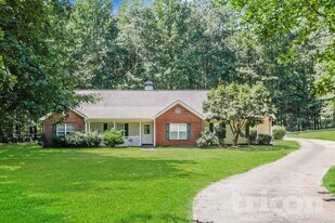 1374 Lake Dow Rd in Mcdonough, GA - Building Photo